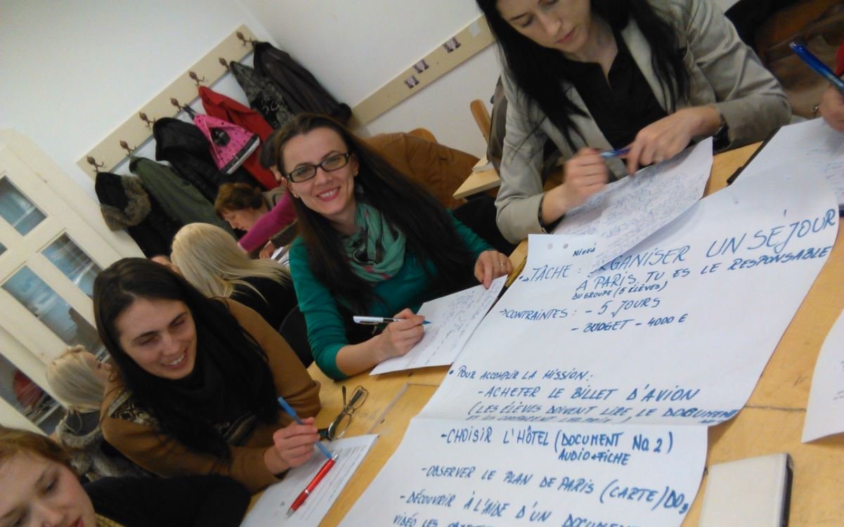 De l'enseignement traditionnel à la perspective co-actionnelle : Nécessité éducative ou chimère ?